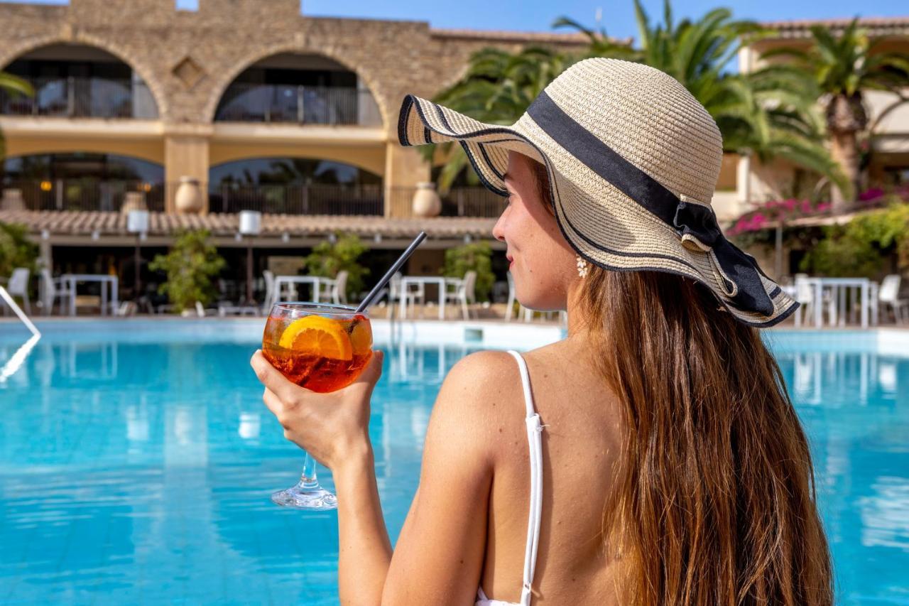 Hotel Costa Dei Fiori Santa Margherita di Pula Bagian luar foto