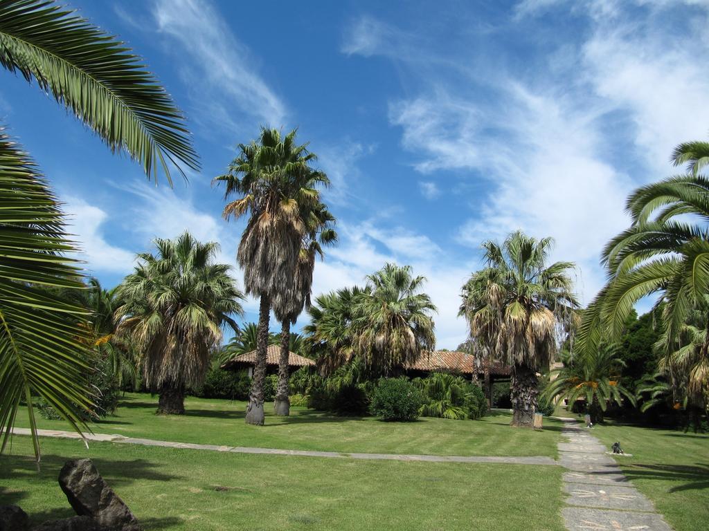 Hotel Costa Dei Fiori Santa Margherita di Pula Bagian luar foto