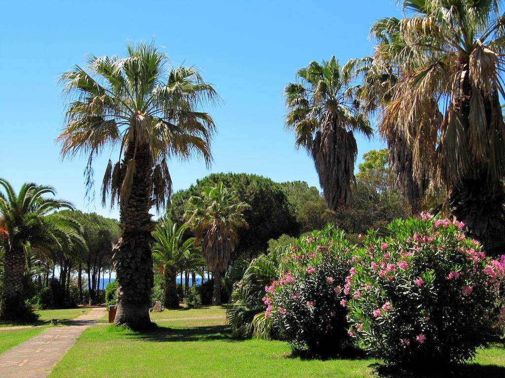 Hotel Costa Dei Fiori Santa Margherita di Pula Bagian luar foto