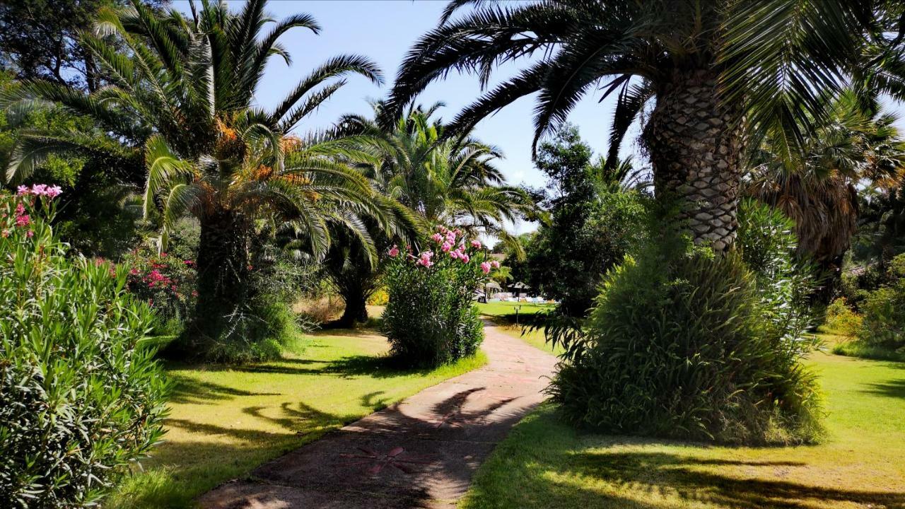 Hotel Costa Dei Fiori Santa Margherita di Pula Bagian luar foto